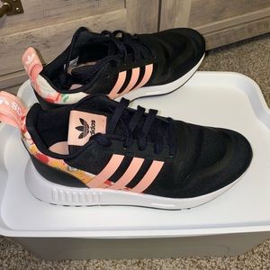 Like New adidas sneakers.. Big Girls.